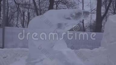 冬城冻北极熊的冰雕。 北极熊是雪做的。 俄罗斯的冰雕。 《世界上的雕塑》